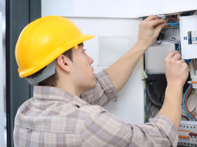 Elektriker prüft Sicherungskasten