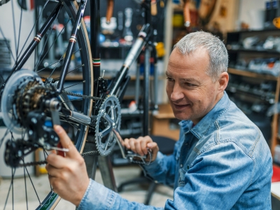 Fahrradmechaniker bei Reparatur