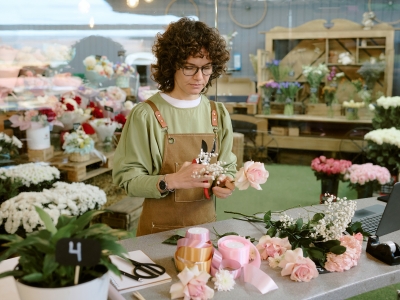 Floristin bindet Blumenstrauß