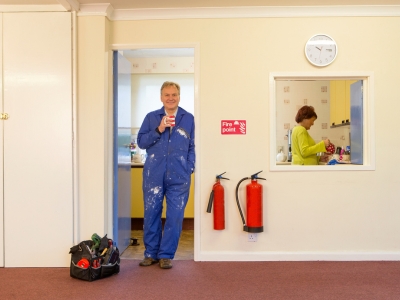 Hausmeister mit Werkzeugkoffer