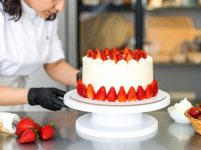 Konditor dekoriert Torte