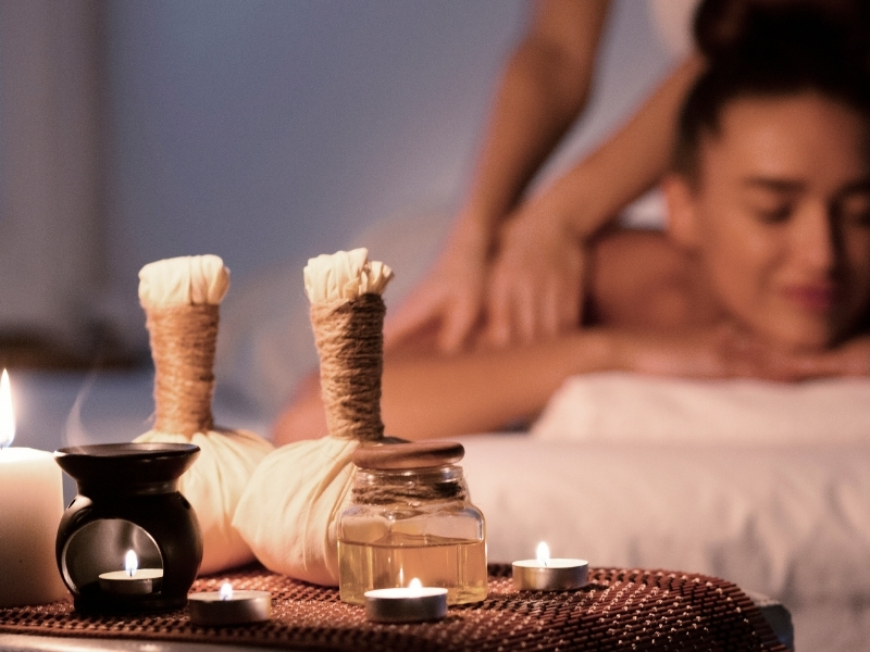 Massagebehandlung in Praxisraum